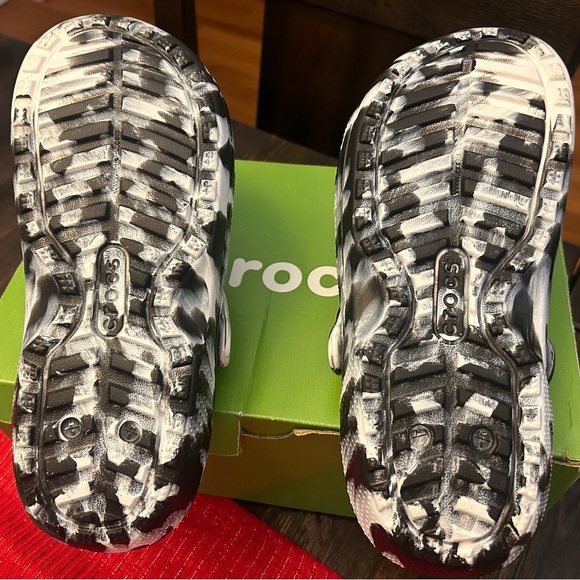 New in Box Fur lined Crocs.M6/W8 - Picture 4 of 5